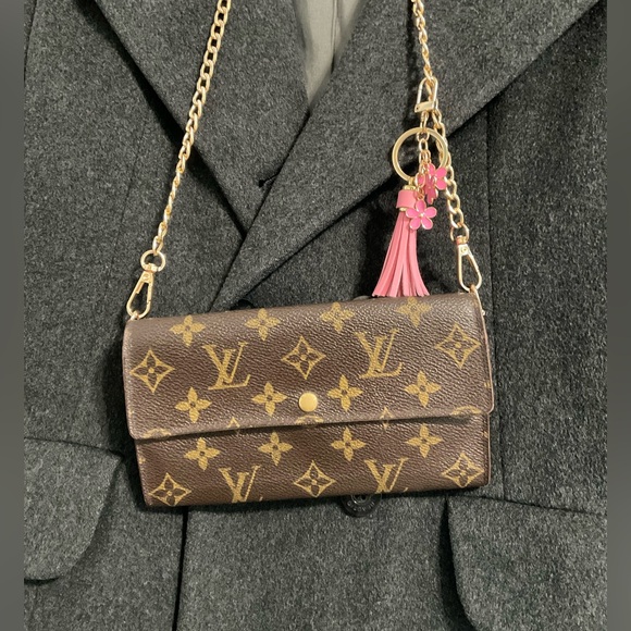 ✅AUTHENTIC LV WALLET with NON LV CHAIN - Picture 1 of 13